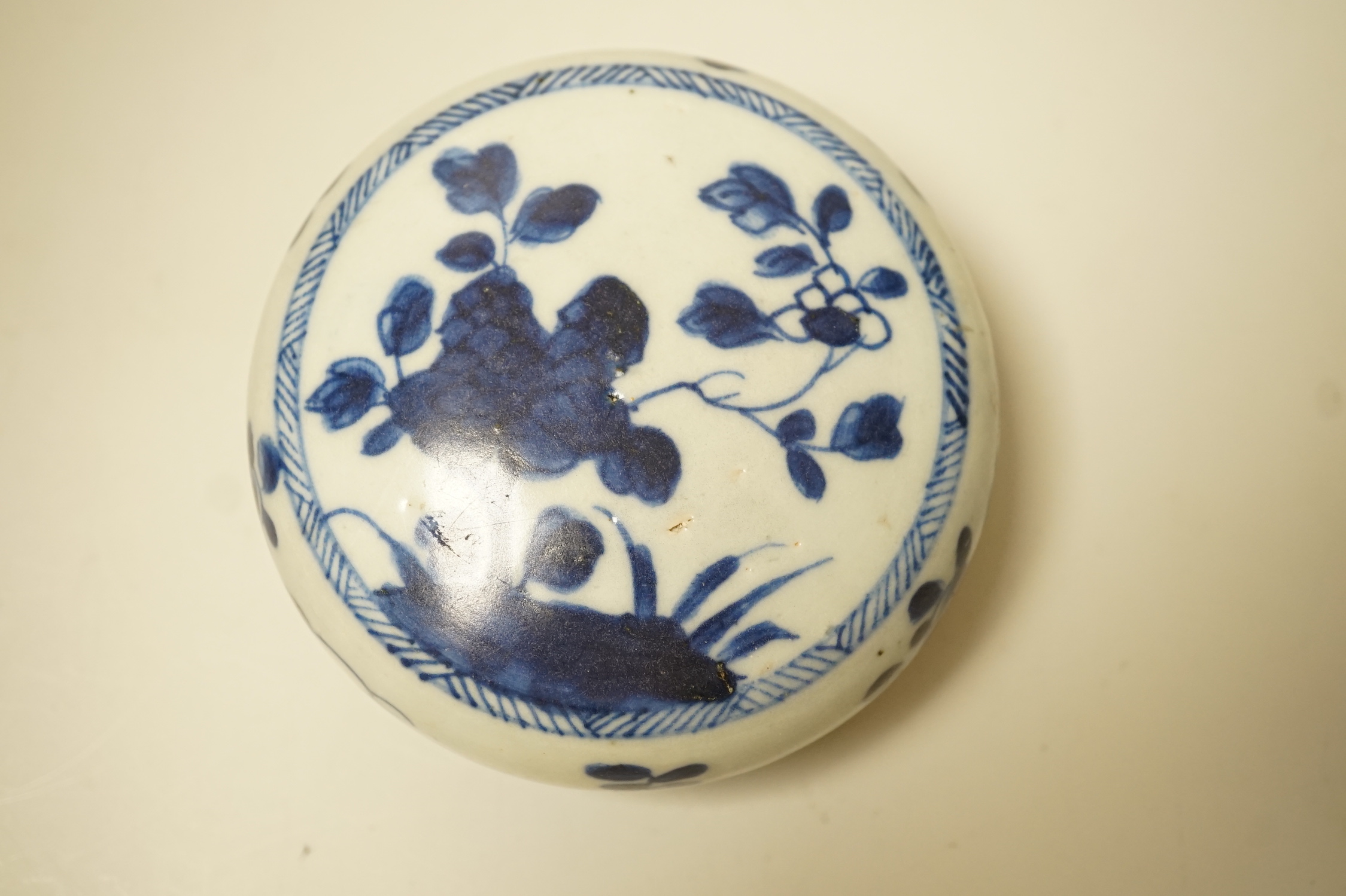 A Chinese bowl and cover - shipwreck Ca Mau, early 18th century, 10cm diameter